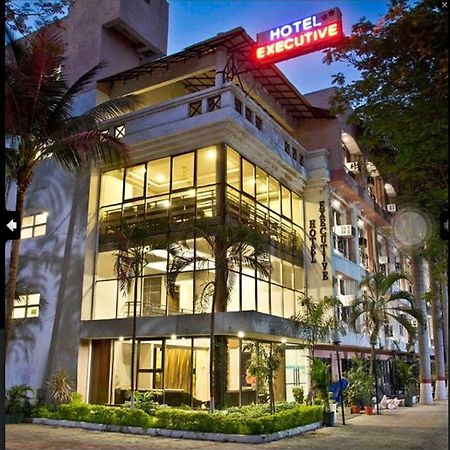 Hotel Executive Surat Exterior photo