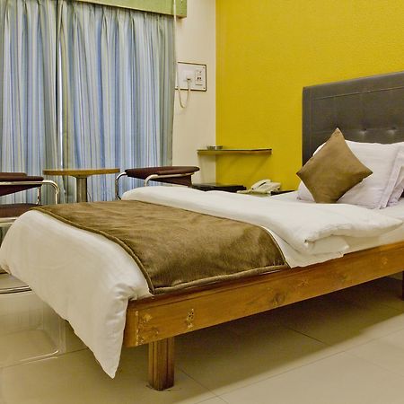 Hotel Executive Surat Exterior photo