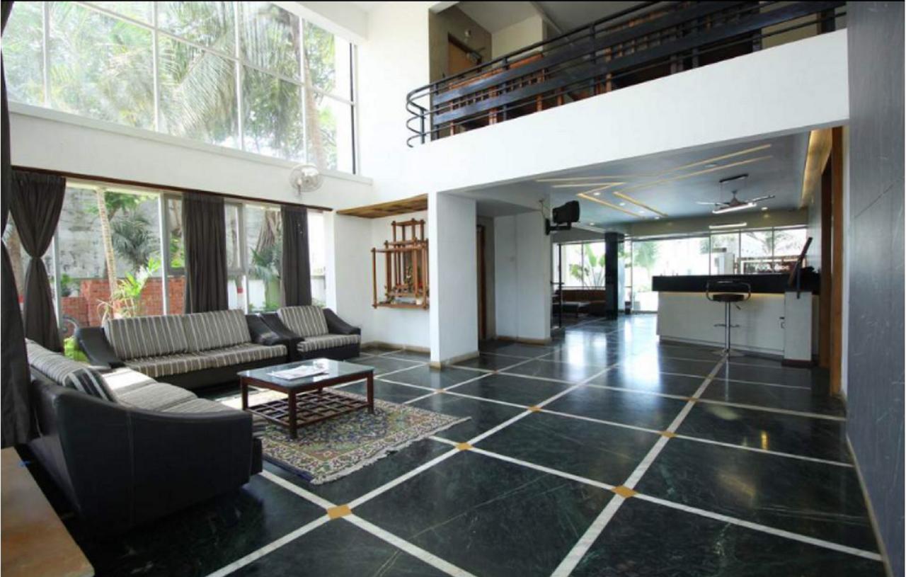 Hotel Executive Surat Exterior photo