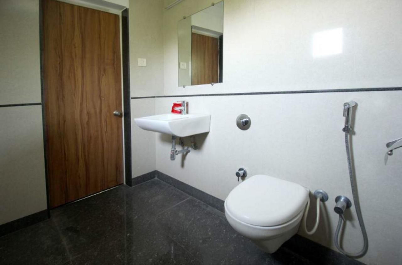 Hotel Executive Surat Exterior photo