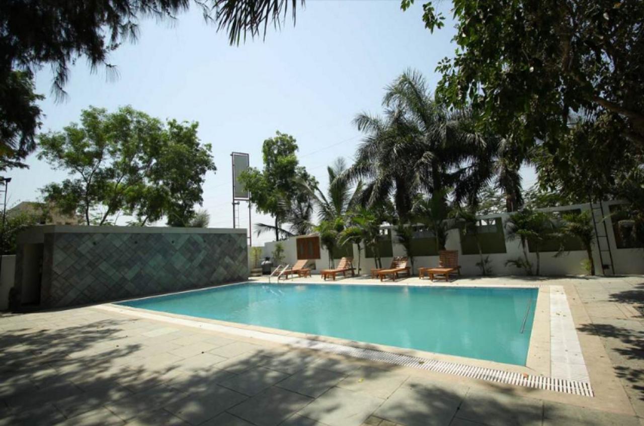 Hotel Executive Surat Exterior photo