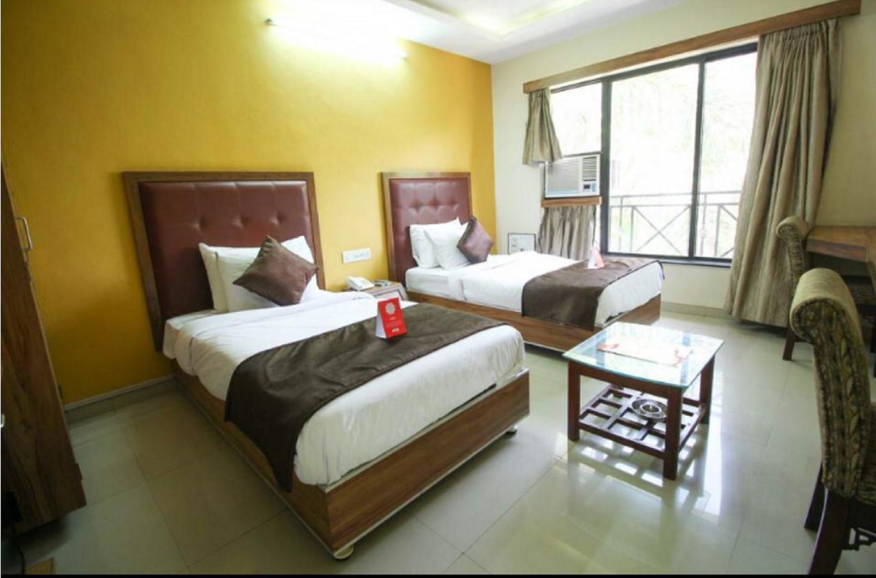 Hotel Executive Surat Exterior photo