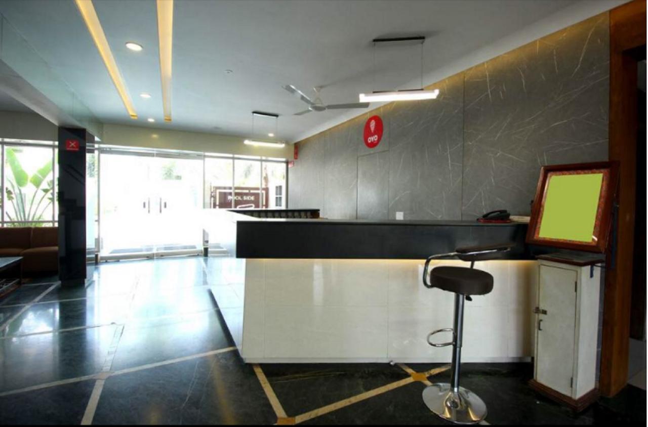 Hotel Executive Surat Exterior photo