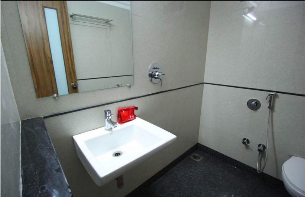 Hotel Executive Surat Exterior photo