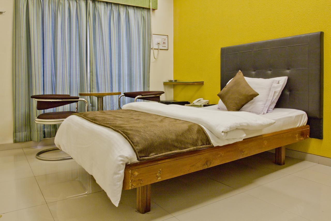 Hotel Executive Surat Exterior photo