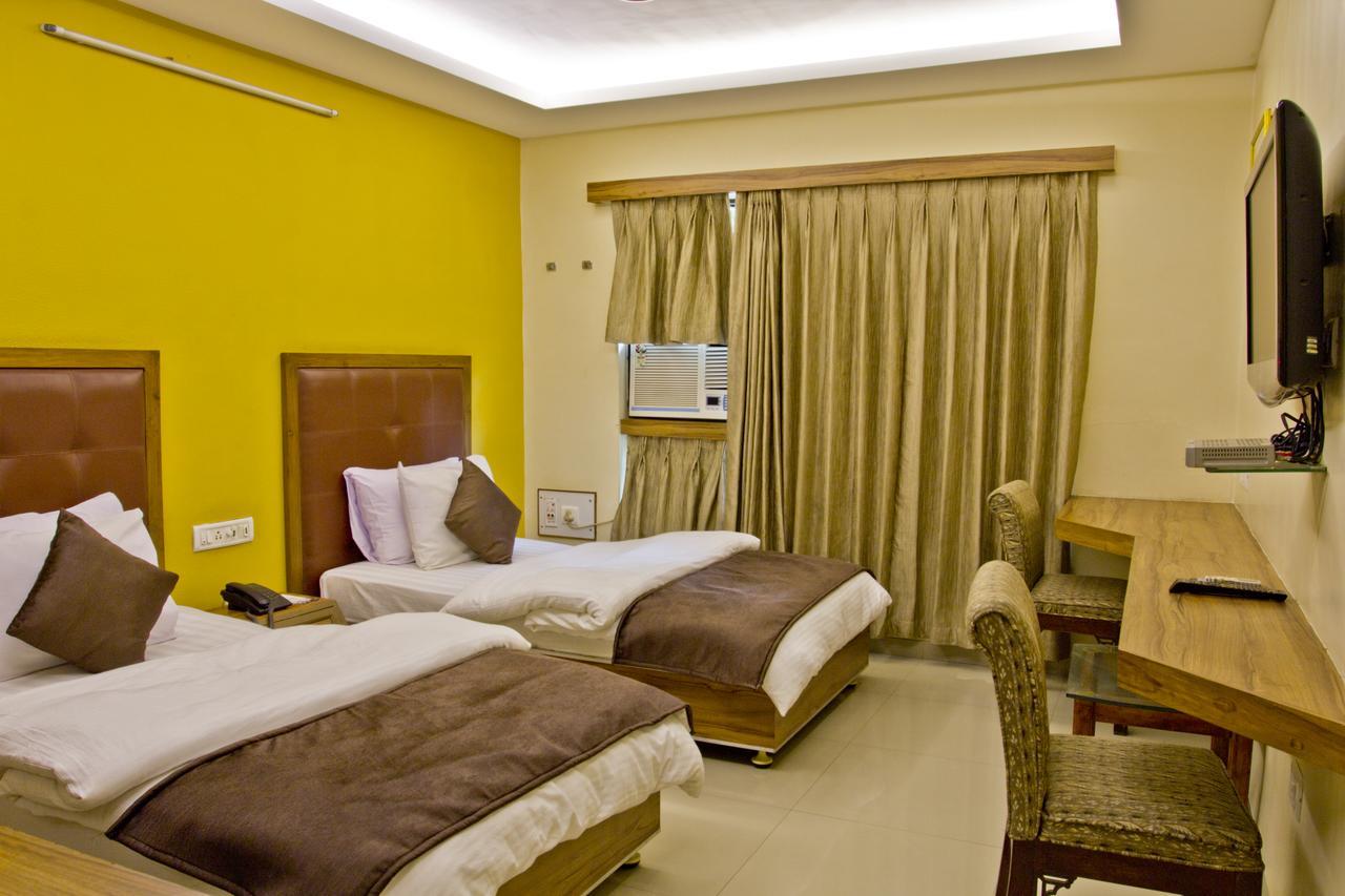 Hotel Executive Surat Exterior photo